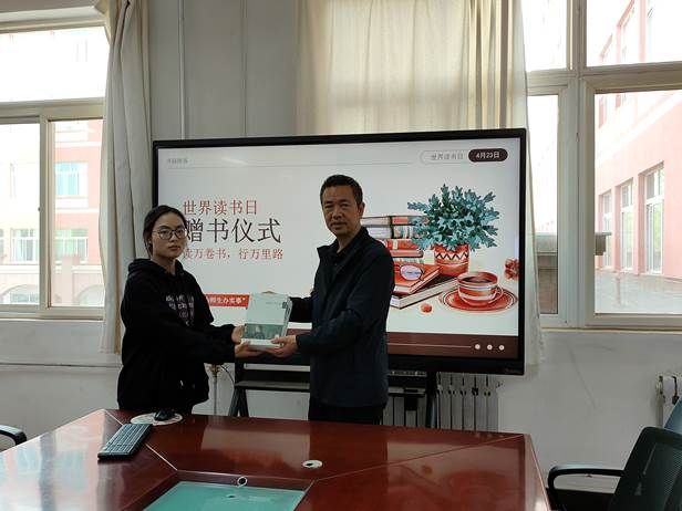 20250424  yl6776永利集团“世界读书日”赠书仪式活动1